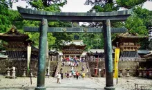Le grand torii de pierre menant au mausolée d'Ieyasu Tokugawa, à Nikko.