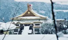 El templo Mahikari bajo la nieve.