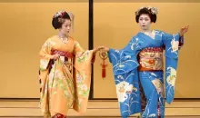 Gion Corner. Kyo-mai es una danza lenta ejecutada por las maiko.