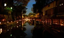 Los canales de Omihachiman de noche.