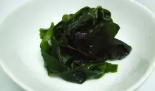 Une assiette d'algues wakame.