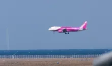 Un avion de la compagnie Peach atterrit à Kansai Airport 