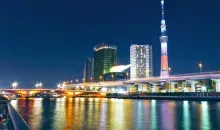 La Tokyo Skytree reflétée dans les eaux du fleuve Sumida