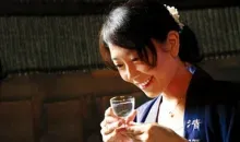 Asako Watanabe una de las siete maestras de sake mujeres de Japón.