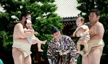 Au Nakizumô matsuri, les lutteurs font pleurer les bébés