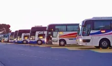 Aire d'autoroute remplie de bus de nuit pour se rendre à Tokyo