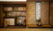 Tokonoma pourvu de diverses décorations : fleurs (chabana) et calligraphie (kakejiku), ainsi que divers objets ornementaux .