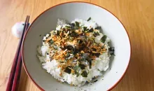 Furikake saupoudré sur du riz blanc