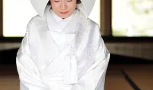 Mariée en costume traditionnel, surmonté d'un Uchikake, le long manteau à traîne.