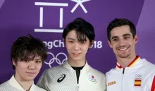 Shoma Uno (médaille d'argent) à gauche, Yuzuru Hanyu (médaille d'or) au centre et Javier Fernandez (médaille de bronze) à droite.