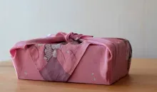 Boîte emballée avec un furoshiki