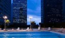 La piscine "Sky Pool" du Keio Plaza Hotel