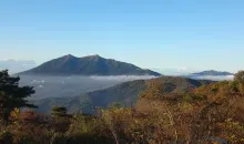 Vue sur le mont Tsukuba depuis une montagne voisine