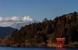 Vue du Mont Fuji et du torii du sanctuaire d'Hakone depuis le lac Ashi à Hakone