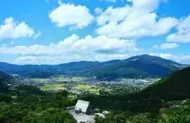 Campagne et montagne japonaises aux alentours de Yufuin sur 'lîle de Kyushu