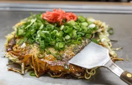 Okonomiyaki tradicional japonés, panqueque salado