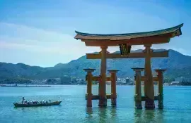 Cette célèbre porte vermillon "torii", se situe à l'entrée de l'île de Miyajima au large d'Hiroshima.