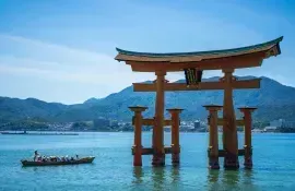 Questo famoso cancello "torii" vermiglio si trova all'ingresso di Miyajima