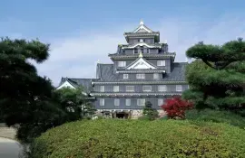 Okayama Schloss, das schwarze "Schloss", in der Nähe des Korakuen Gartens