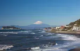 Mount Fuji vom Enoshima Strand in Kamakura Küste, in der Nähe von Tokio