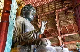 Todai-ji-Tempel und seine imposante Buddha-Statue: ein Muss in Nara