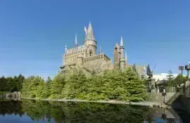 Hogwarts Schloss in Harry Potter Abschnitt des Universal Studios Entertainment Park in Osaka, Japan