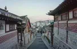 Machen Sie einen Schritt zurück in die Vergangenheit und besuchen Sie die alten Straßen von Seoul