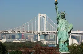 La statue de la Liberté d'Odaiba et le Rainbow Bridge