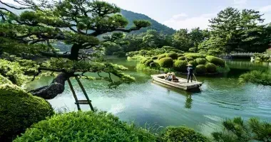 Visitatori in barca che visitano un giardino giapponese