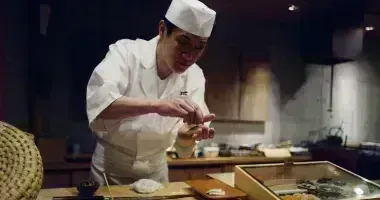 Sushi-Meister in einem Restaurant in Tokio