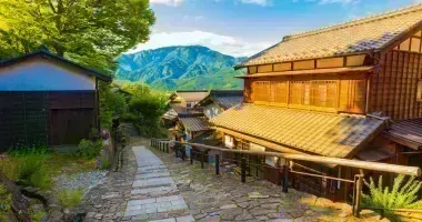 Wandern Sie entlang des Nakasendo zwischen Magome und Tsumago in den japanischen Alpen