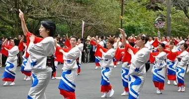 Bailarinas durante el festival Hakone Daimyo Gyoretsu.