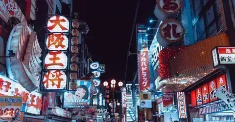 Dotonbori est le quartier le plus animé d'Osaka, la capitale gastronomique du Japon