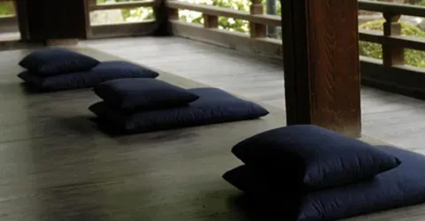 In Tokyo, some temples offer structured courses to learn the basics of Zen