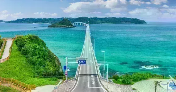 Die wunderschöne Landschaft der Tsunoshima-Brücke (Yamaguchi Präfektur) zwischen Hiroshima & Fukuoka