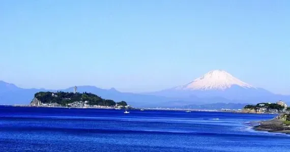 L'île d'Enoshima avec en arrière-plan le mont Fuji