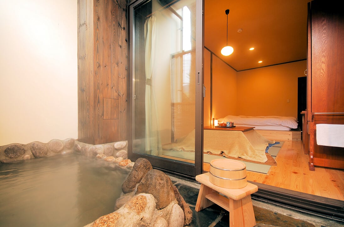 Profitez d'un bain traditionnel japonais dans votre chambre au ryokan