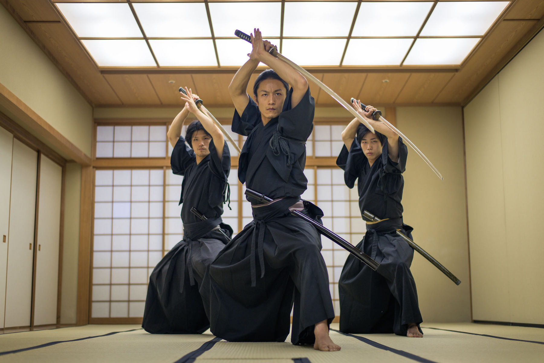 Atleta giapponese di arti marziali che prepara il kendo samourai