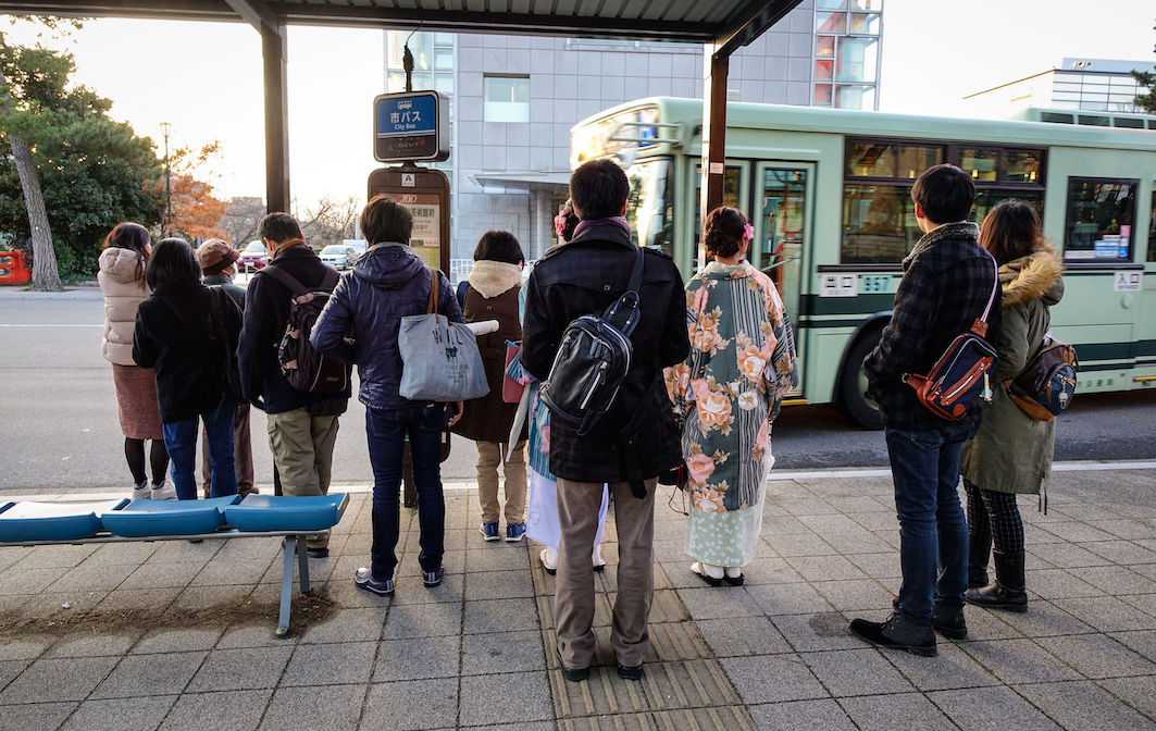 Viele andere Transportmittel sind überall in Japan zugänglich, wie zum Beispiel Kyoto-Busse ...