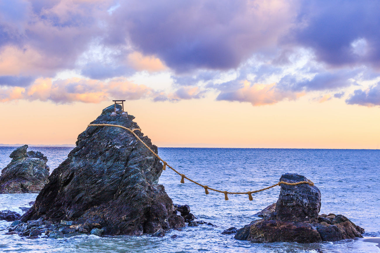 Heilige verheiratete Felsen am Meer in der religiösen Stadt Ise, dem ersten Ort des Shintoismus in Japan