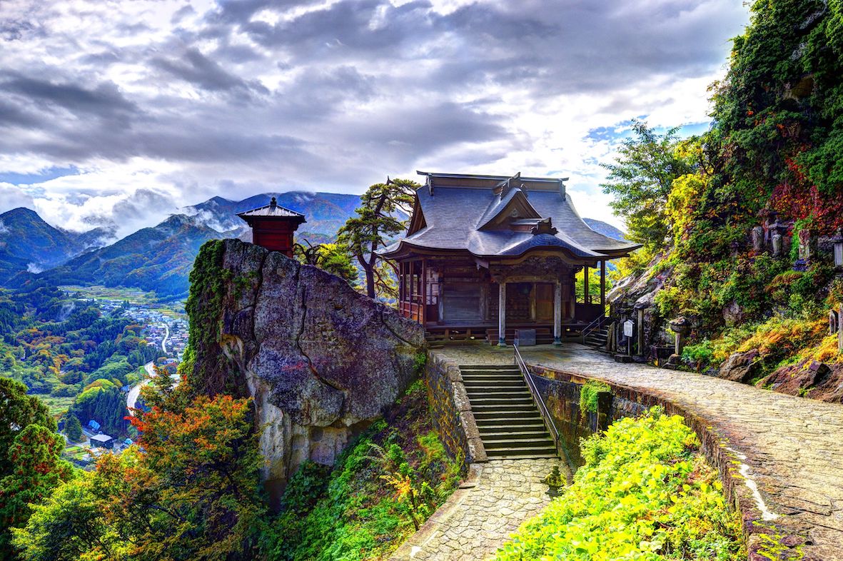Le temple haut perché de Yamadera, dans la montagne japonaise du Tohoku