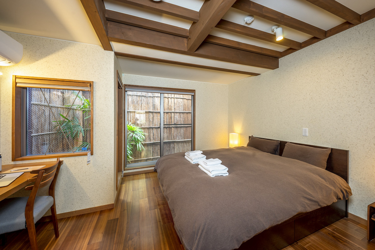 Profitez de lits doubles dans votre maison traditionnelle de Kyoto et dans l'ensemble des hôtels du circuit