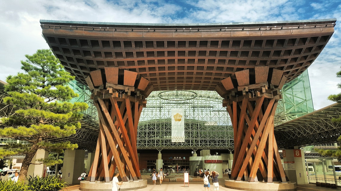 Kanazawa, monumentale torii moderno di fronte alla stazione centrale