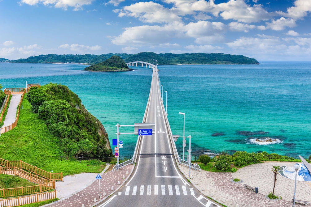 El hermoso paisaje del puente Tsunoshima en la prefectura de Yamaguchi, entre Hiroshima y Fukuoka