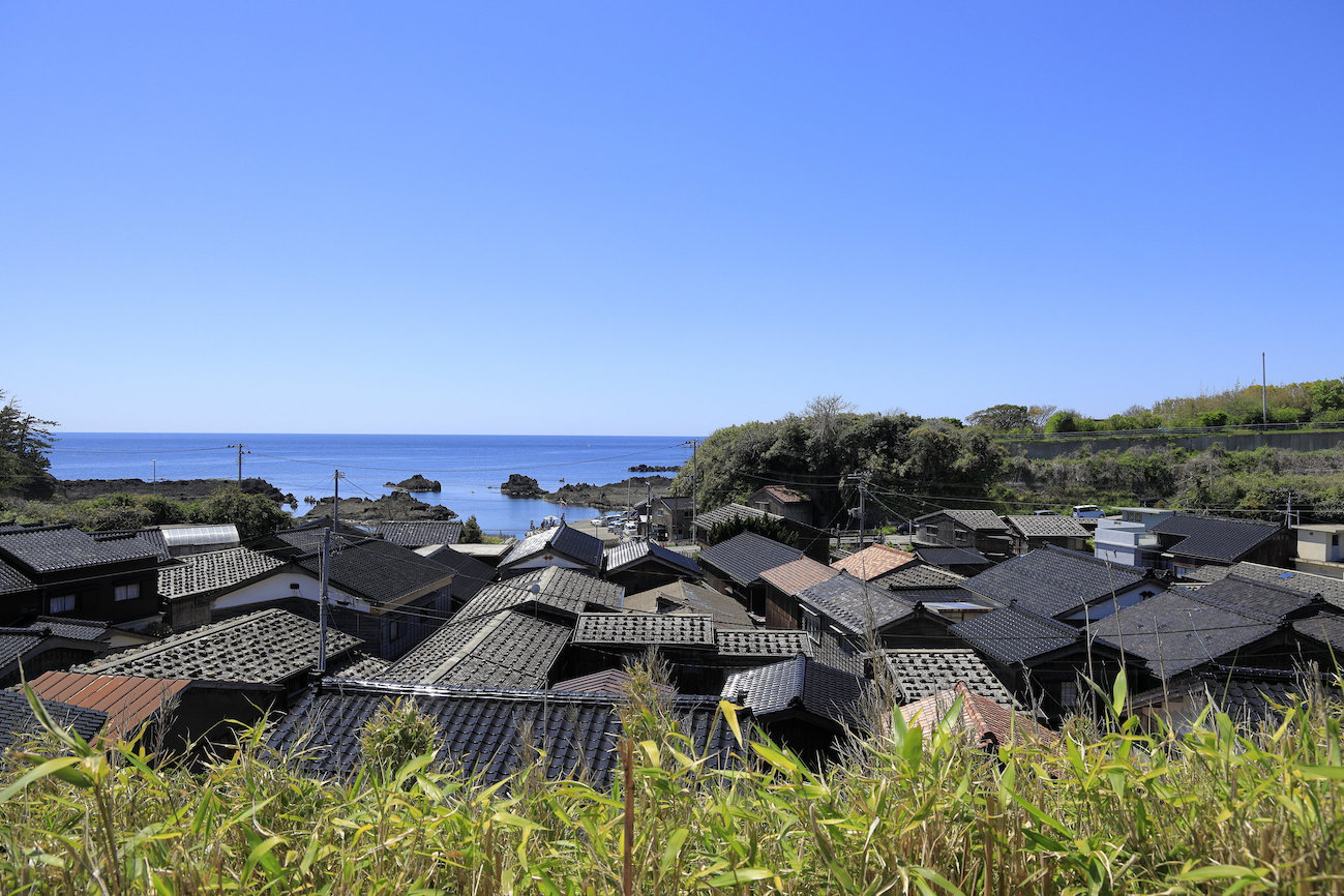 Le village de pêcheurs de Shukunegi et ses maisons en bois sur l'île de Sado 