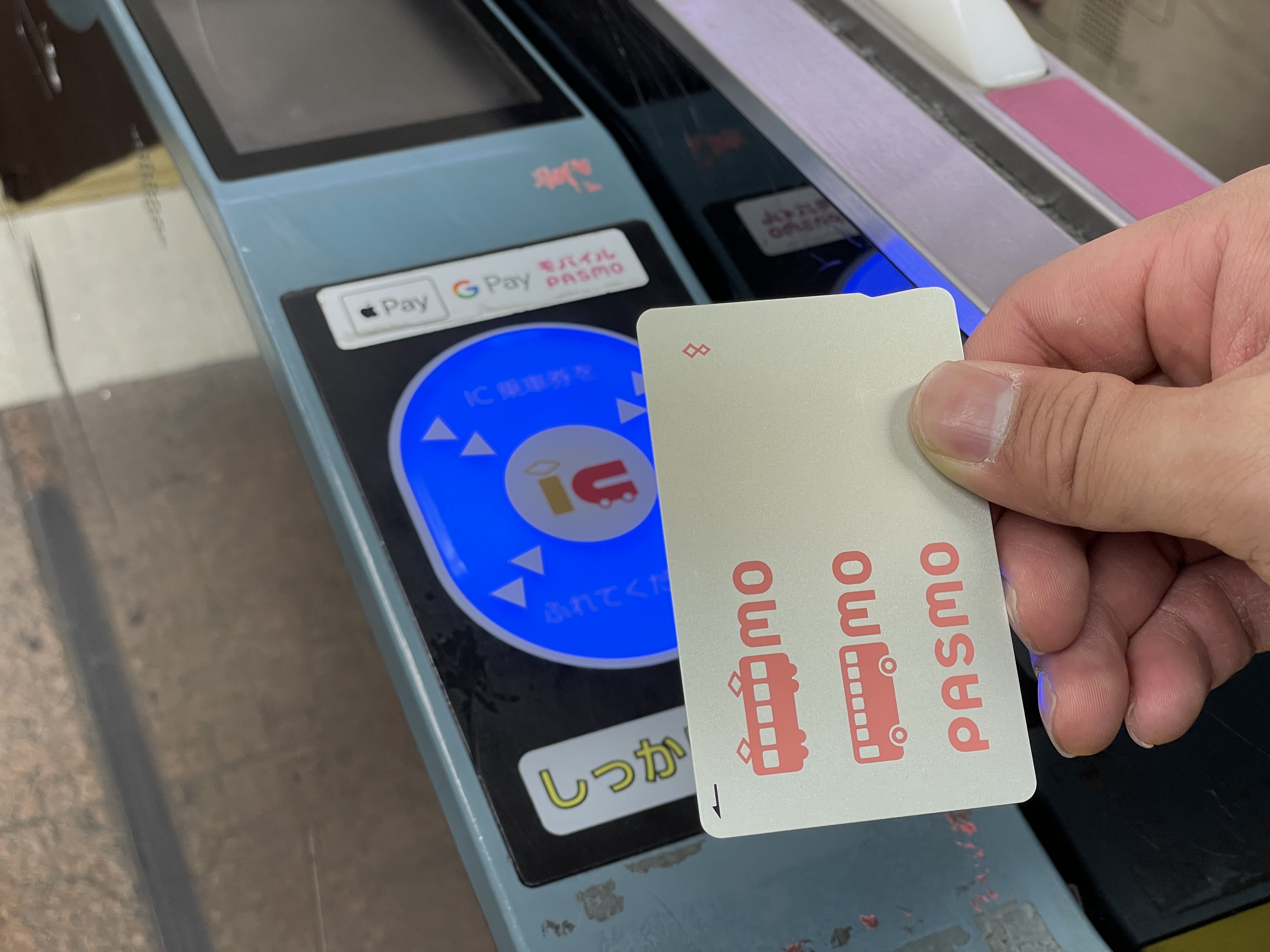 Take trains by touching your Pasmo!