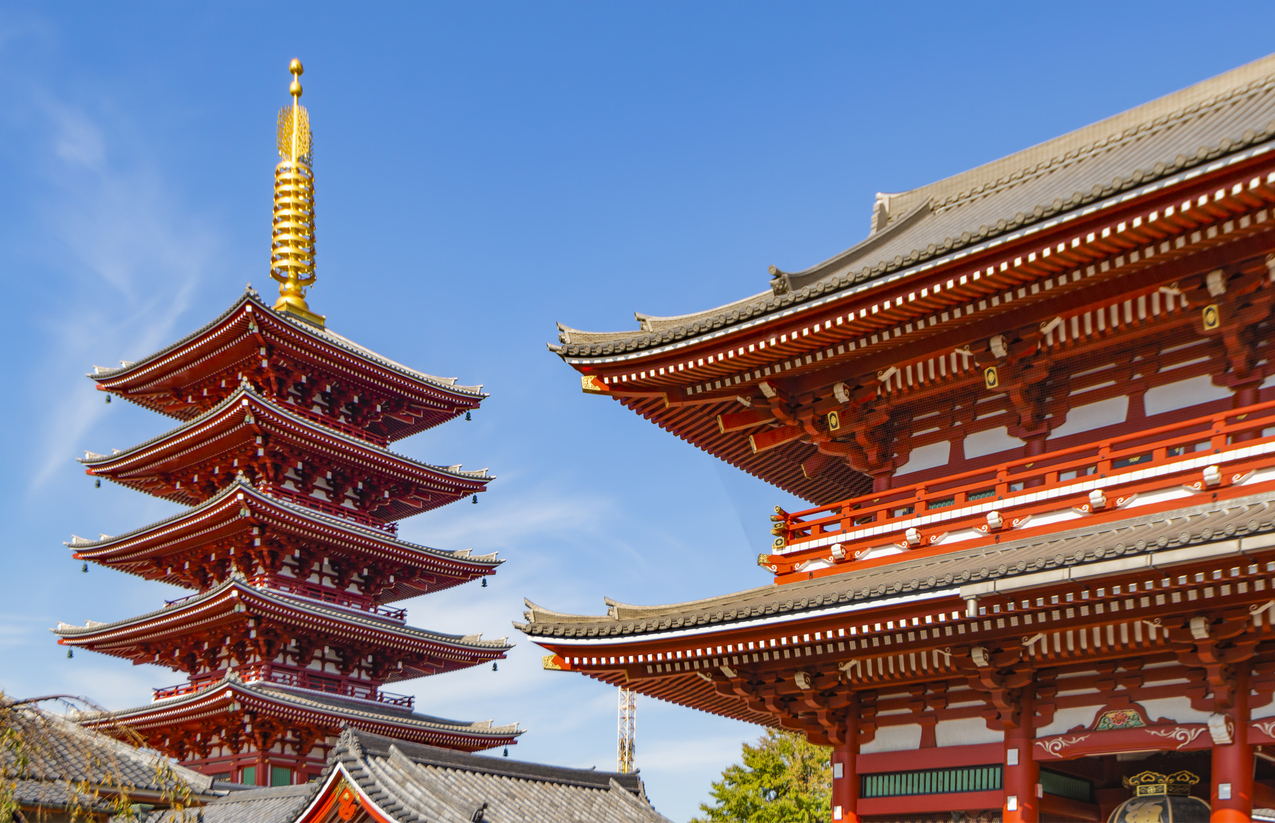 Asakusa's pagoda and Kaminarimon