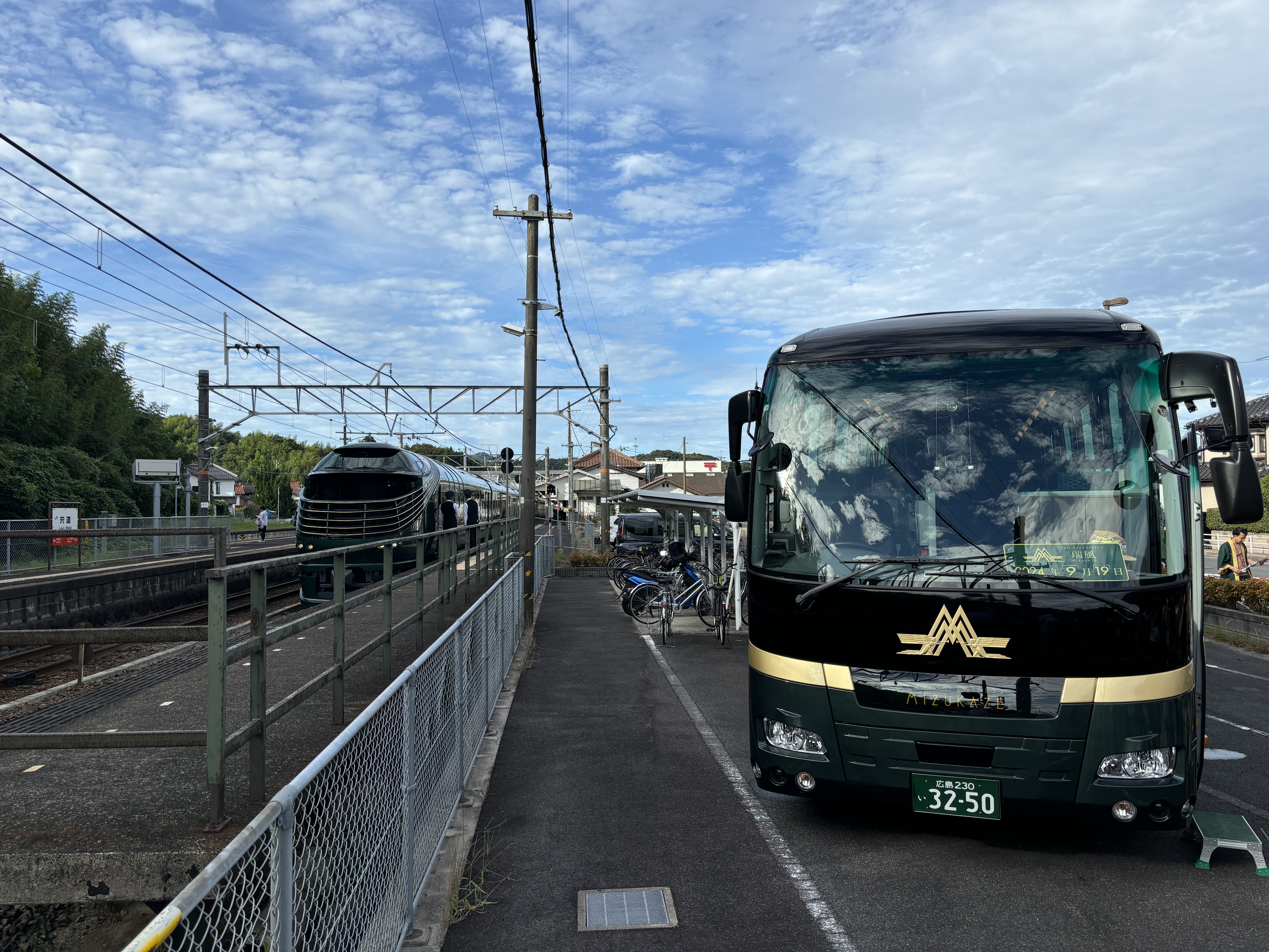 The Twilight Express Mizukaze bus that will take you on your day trips