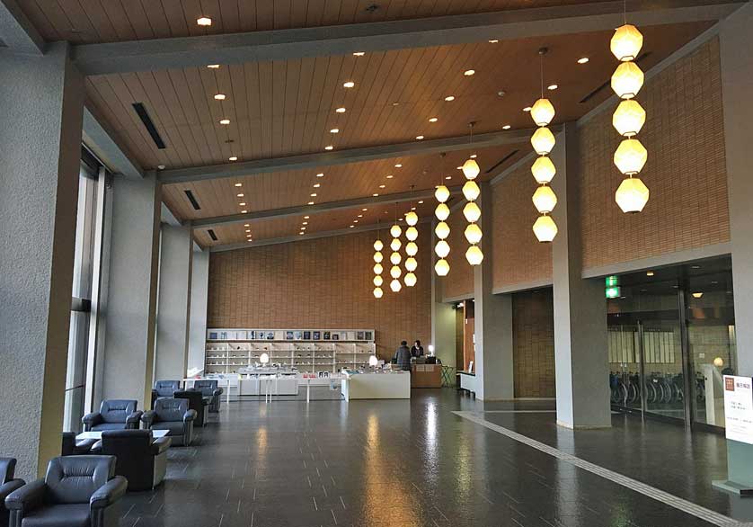 Tea ceremony at Aichi Prefectural Ceramic Museum.