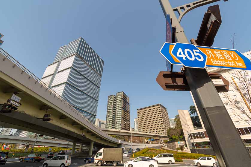 Akasaka-mitsuke intersection, on Sotobori-dori Avenue and Aoyama-dori Avenue.